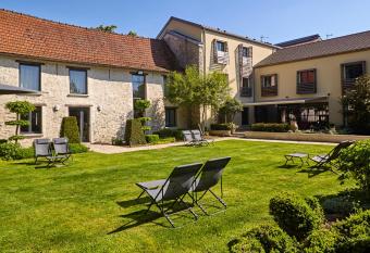 H  tel Les Herbes Folles allows 18 year olds to book a room