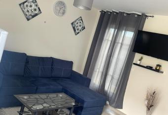 Maison Goussainville - A  roport ROISSY CHARLES DE GAULLES & PARIS allows 18 year olds to book a room