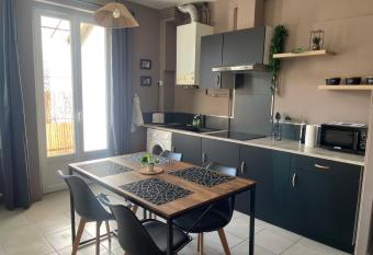 D  couvrez St  line, T3 centre ville has Balcony rooms