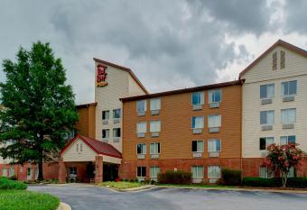 Red Roof PLUS+ Raleigh Downtown - NCSU/Conv Center allows 18 year olds to book a room