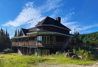 Super Private property. Relaxing five bedroom allows 18 year olds to book a room