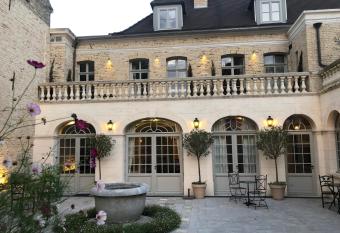 CLOS DU BAILLI has Balcony rooms