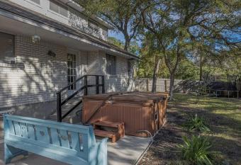 Entire Home 4/2 Hot Tub 30+ Day Leases has rooms with a private hot tub