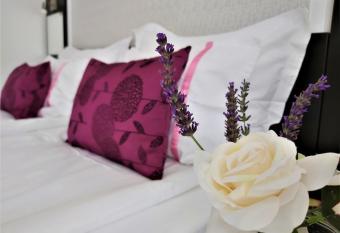 Casa Eladi allows 18 year olds to book a room