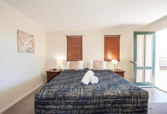 Jacaranda Place Motor Inn allows 18 year olds to book a room