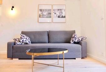 Studio centre historique Aix allows 18 year olds to book a room