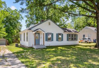 The Cherry House - JZ Vacation Rentals has Balcony rooms