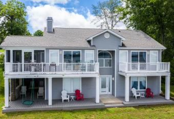 Lake-Front Luxury 5Bdrm on Kentucky Lake - JZ Vacation Rentals has Balcony rooms