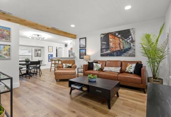 Cozy Arlington Bungalow 4/Mins to AT&T Stadium allows 18 year olds to book a room