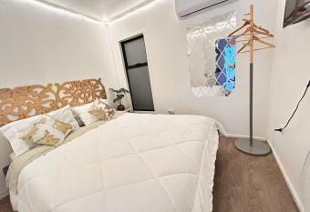 Alojamiento en Villa alemana Golden House has rooms with a private hot tub