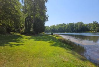 Beautiful Lake Front House has Balcony rooms
