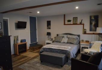 Lake St.Claire Waterfront, 1 beds / 1 bath allows 18 year olds to book a room