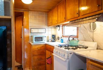 Vintage Trailer - Cute Spot for Budget Travelers allows 18 year olds to book a room