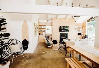 BOHO New Construction: On Golf Course/views/Hot tub AC walk to market and beach has rooms with a private hot tub