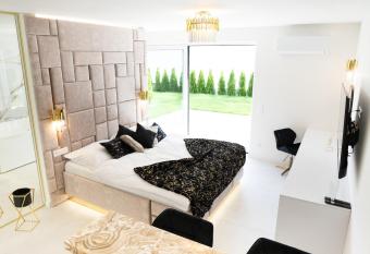 Penthouse apartments MINI s priv  tnou v  rivou va  ou has rooms with a private hot tub