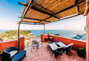 Palazzo Pascal has Balcony rooms