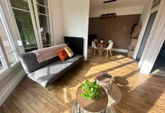 Appartement lumineux et spacieux allows 18 year olds to book a room