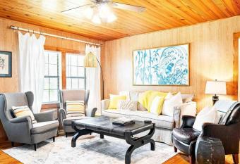 Humble Bee Cottage-Cullman allows 18 year olds to book a room