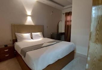 Regent Pyramids View has rooms with a private hot tub