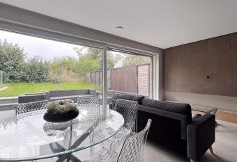 1 bedroom appartment with garden allows 18 year olds to book a room