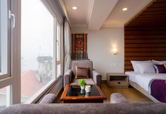 #1 Sungava Resort - Hotel In Gangtok has rooms with a private hot tub