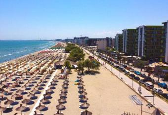 Alezzi Nety House 06 Resort-Spa-Pool & Parking has rooms with a private hot tub