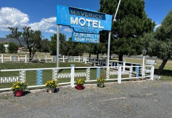Maverick Motel has Balcony rooms