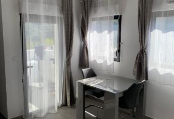 Charmant appartement t 3    la ciotat has Balcony rooms