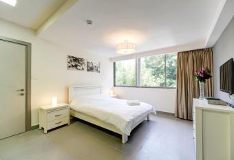 Dizengoff Inn Apartments allows 18 year olds to book a room
