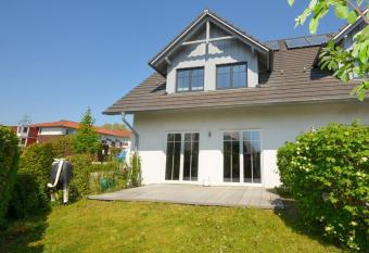 Luxuri  ses Haus am Rande von HH allows 18 year olds to book a room