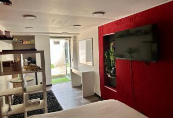 STUDIO BIBOUNE allows 18 year olds to book a room