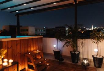 Nest Inn Jacuzzi Escape has rooms with a private hot tub