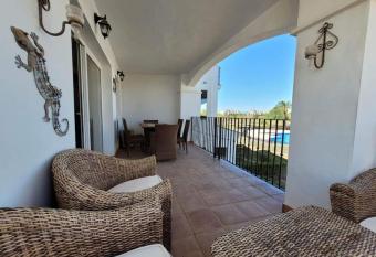 Belle vue sur la piscine allows 18 year olds to book a room