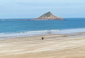 Studio lumineux en bord de mer has Balcony rooms