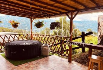 Florecita-Caba  a en la monta  a Girardota has rooms with a private hot tub
