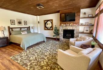 The Dogwood Inn has Balcony rooms