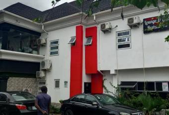 Tektonic hotel and suite allows 18 year olds to book a room