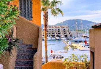 Appartement neuf 4km Saint-Tropez has Balcony rooms