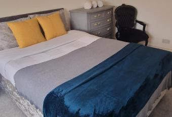 Cosy Fresh New Refurbished House has Balcony rooms