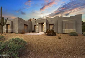 Superstition Mountains Hideaway W/360 views has rooms with a private hot tub