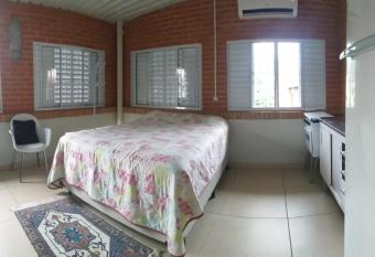 Quarto aconchegante Bar  o Geraldo allows 18 year olds to book a room