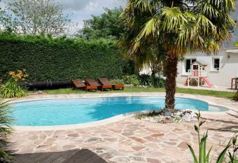 Maison avec piscine chauff  e has Balcony rooms