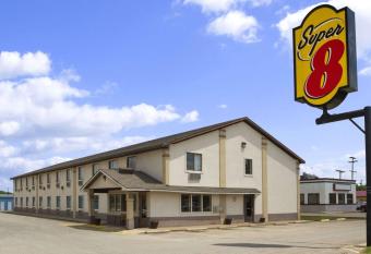 Super 8 by Wyndham Blackwell allows 18 year olds to book a room