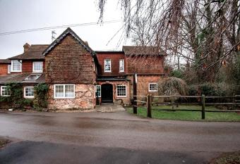 Trivelles Waterhall Country Gatwick Hotel & airport parking allows 18 year olds to book a room