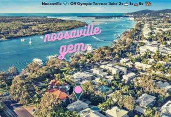 Large Noosaville Gem - Off Gympie Terrace has rooms with a private hot tub