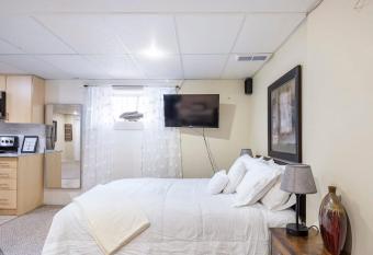 KD Bachelor Suite - Lower Level has rooms with a private hot tub