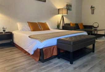 Dillon Motel has Balcony rooms