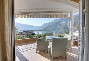 Fashion Beach Apartments has Balcony rooms