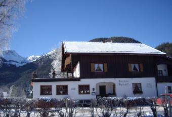 Gasthaus Aiplspitz allows 18 year olds to book a room