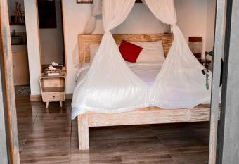 Pondok juli 2 allows 18 year olds to book a room